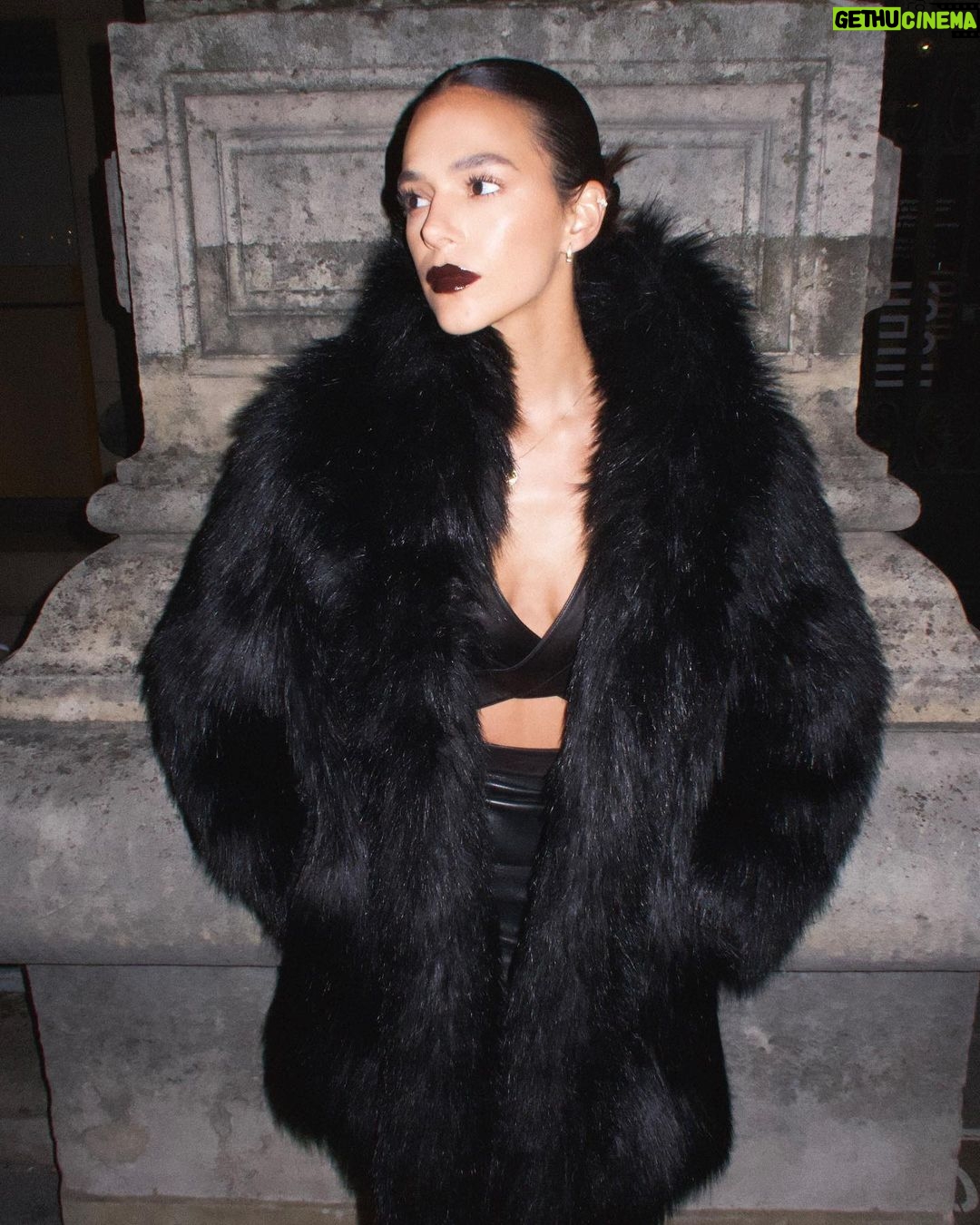 Bruna Marquezine Instagram - #tbt Paris, 28 de setembro π¦π€πππΆβπ·β οΈπββ¬β£οΈ