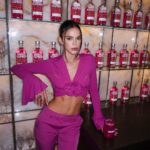 Bruna Marquezine Instagram - Vocês já sabem que eu e @absolutbrasil somos o melhor mix que existe. O que vocês não sabem é que eles agora tem uma nova edição, Absolut Raspberri, que tem um leve toque de framboesa, zero adição de açúcares e 100% de ingredientes naturais. E além de delicioso, ele também é lindo! Eu amei! #bebacommoderacao #Publi #BornToMix [Não compartilhe com menores de 18 anos]