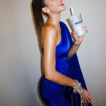 Bruna Marquezine Instagram - A própria garrafa de Absolut💙 que delícia foi voltar pra Sapucaí com @absolutbrasil no @nossocamarote e viver essa mistura linda e plural, que torna o Carnaval tão especial e tão #BornToMix. Um brinde aos espíritos livres 💙 [Beba com moderação. Não compartilhe com menores de 18 anos] #publi