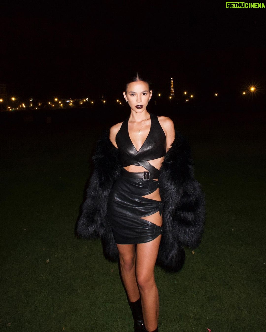 Bruna Marquezine Instagram - #tbt Paris, 28 de setembro π¦π€πππΆβπ·β οΈπββ¬β£οΈ