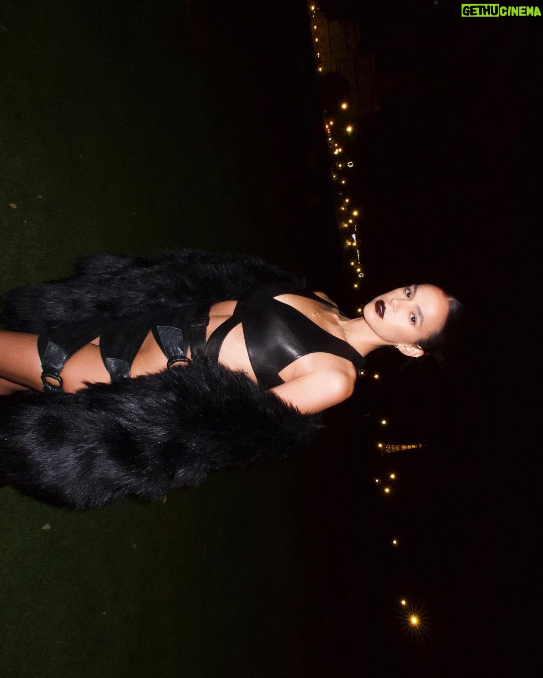 Bruna Marquezine Instagram - #tbt Paris, 28 de setembro π¦π€πππΆβπ·β οΈπββ¬β£οΈ