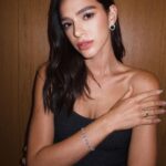 Bruna Marquezine Instagram - Time to celebrate 💙 @tiffanyandco #ATiffanyHoliday #TiffanyPartner