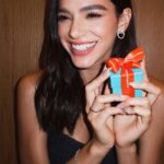 Bruna Marquezine Instagram - Time to celebrate 💙 @tiffanyandco #ATiffanyHoliday #TiffanyPartner