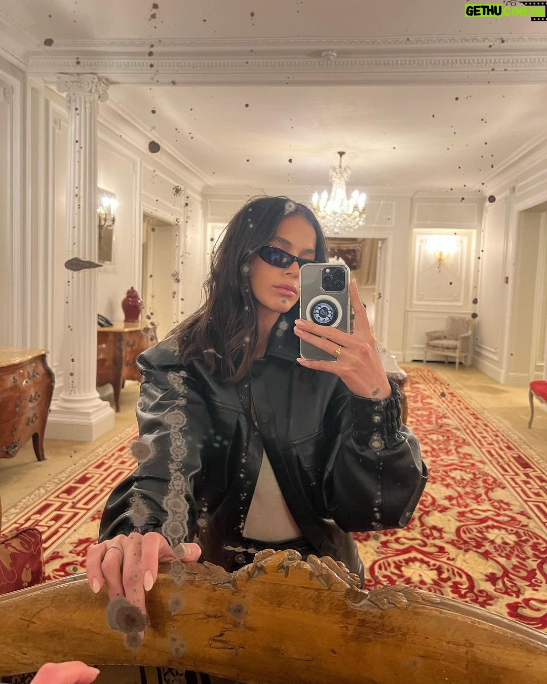 Bruna Marquezine Instagram - #tbt #dcmoments @plaza_athenee Plaza Athenee Paris