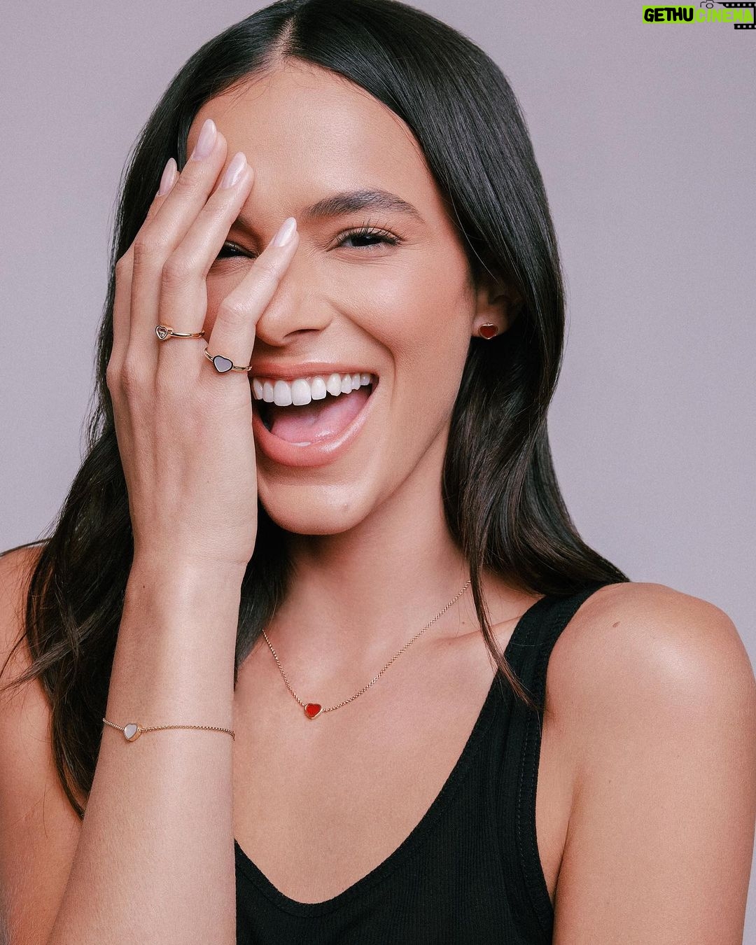 Bruna Marquezine Instagram - A heart full of happiness ♥️ @chopard #ChopardMyHappyHearts #MeMyselfandMyHappyHearts