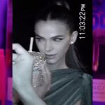 Bruna Marquezine Instagram - Um #tbt para agradecer a @absolutbrasil por me levar esse ano à Sapucaí! Vivi momentos incríveis com pessoas especiais e pude celebrar a diversidade e pluralidade. Eu acredito no poder da mistura e união das pessoas para um mundo melhor. 💙 #BornToMix #publi [Beba Com Moderação. Não compartilhe com menores de 18 anos]