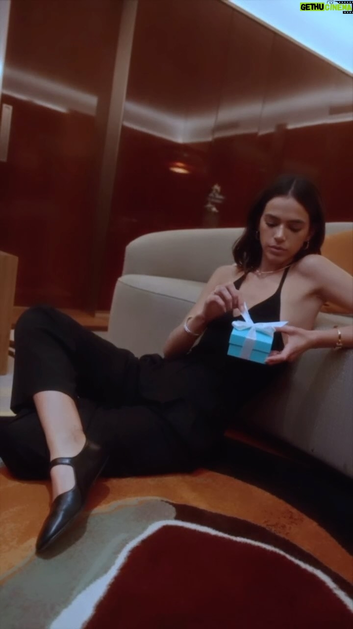 Bruna Marquezine Instagram - Agora @tiffanyandco tem uma loja online, e ficou ainda mais fácil adquirir sua Blue Box de qualquer lugar do Brasil. Acesse tiffany.com.br e embarque nessa nova experiência de compras! #TiffanyandCo