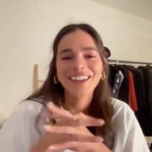 Bruna Marquezine Instagram - To be honest, I think it hasn’t hit me yet.
Today I’m reliving all the feelings and emotions I felt that day and I still barely can believe this is happening! 
But I can FINALLY share this with you guys!
A Brazilian in a DC super hero movie ?!?!?!?!! And this Brazilian is me ?!?!?! WHAT?!?!??! This always seemed something so distant in my life, specifically for a girl from Duque de Caxias, suburb of Rio. 
@alohemingway @dccomics @wbpicture
Thank you from the bottom of my heart for trusting me to give life to Jenny!
Thank you so much to my wonderful  team for all the support and hard work, it might seem obvious, but I couldn’t do this without you guys! 
Thank you so much for those who have been with me and for cheering for me, for the support and love and thanks to the DC fans for the reception!
I promise I’ll talk more about it as soon as I get my shit together!
Dedication, commitment and integrity are always rewarded!
His promises are always fulfilled and dreams come true! 
Believe!
DREAM BIG!
LET’S GOOOOO
#BlueBeetle 
💙🇧🇷 
Sendo bem sincera, eu acho que a minha ficha não caiu…
Hoje tô revivendo todos os sentimentos e emoções que senti nesse dia aí e eu ainda mal consigo acreditar que isso está acontecendo! 
Mas FINALMENTE eu posso dividir com vocês! 
Uma BRASILEIRA em um filme de super herói da DC?!?!?!?!?!?!?!?! E essa brasileira sou EU? Quê?!?!?!?!?! Isso sempre pareceu ser algo tão distante, principalmente pra uma menina que nasceu em Duque de Caxias.
@alohemingway @dccomics @wbpicture, muito obrigada do fundo do coração por confiarem em mim para dar vida a Jenny!
Muito obrigada ao meu time maravilhoso por todo o apoio e trabalho duro, é clichê, mas eu não conseguiria sem vocês, @julianamontesanti @coolabdigital 
Muito obrigada aos que me acompanham pela torcida, pelo apoio e carinho e obrigada aos fãs de DC pelo acolhimento! 
Prometo voltar aqui pra falar mais sobre essa conquista e sobre esse projeto incrível assim que eu me recompor! 
Dedicação, comprometimento e integridade sempre são recompensados. 
As promessas dEle sempre se cumprem e sonhos se realizam! Acreditem! 
SONHEM GRANDE! 
VAMOOOOOOOOOOO! 
#BlueBeetle 
💙🇧🇷