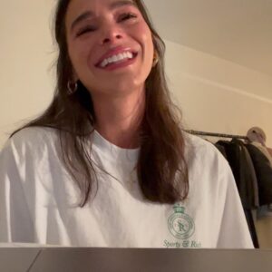 Bruna Marquezine Instagram - To be honest, I think it hasn’t hit me yet. Today I’m reliving all the feelings and emotions I felt that day and I still barely can believe this is happening! But I can FINALLY share this with you guys! A Brazilian in a DC super hero movie ?!?!?!?!! And this Brazilian is me ?!?!?! WHAT?!?!??! This always seemed something so distant in my life, specifically for a girl from Duque de Caxias, suburb of Rio. @alohemingway @dccomics @wbpicture Thank you from the bottom of my heart for trusting me to give life to Jenny! Thank you so much to my wonderful team for all the support and hard work, it might seem obvious, but I couldn’t do this without you guys! Thank you so much for those who have been with me and for cheering for me, for the support and love and thanks to the DC fans for the reception! I promise I’ll talk more about it as soon as I get my shit together! Dedication, commitment and integrity are always rewarded! His promises are always fulfilled and dreams come true! Believe! DREAM BIG! LET’S GOOOOO #BlueBeetle 💙🇧🇷 Sendo bem sincera, eu acho que a minha ficha não caiu… Hoje tô revivendo todos os sentimentos e emoções que senti nesse dia aí e eu ainda mal consigo acreditar que isso está acontecendo! Mas FINALMENTE eu posso dividir com vocês! Uma BRASILEIRA em um filme de super herói da DC?!?!?!?!?!?!?!?! E essa brasileira sou EU? Quê?!?!?!?!?! Isso sempre pareceu ser algo tão distante, principalmente pra uma menina que nasceu em Duque de Caxias. @alohemingway @dccomics @wbpicture, muito obrigada do fundo do coração por confiarem em mim para dar vida a Jenny! Muito obrigada ao meu time maravilhoso por todo o apoio e trabalho duro, é clichê, mas eu não conseguiria sem vocês, @julianamontesanti @coolabdigital Muito obrigada aos que me acompanham pela torcida, pelo apoio e carinho e obrigada aos fãs de DC pelo acolhimento! Prometo voltar aqui pra falar mais sobre essa conquista e sobre esse projeto incrível assim que eu me recompor! Dedicação, comprometimento e integridade sempre são recompensados. As promessas dEle sempre se cumprem e sonhos se realizam! Acreditem! SONHEM GRANDE! VAMOOOOOOOOOOO! #BlueBeetle 💙🇧🇷