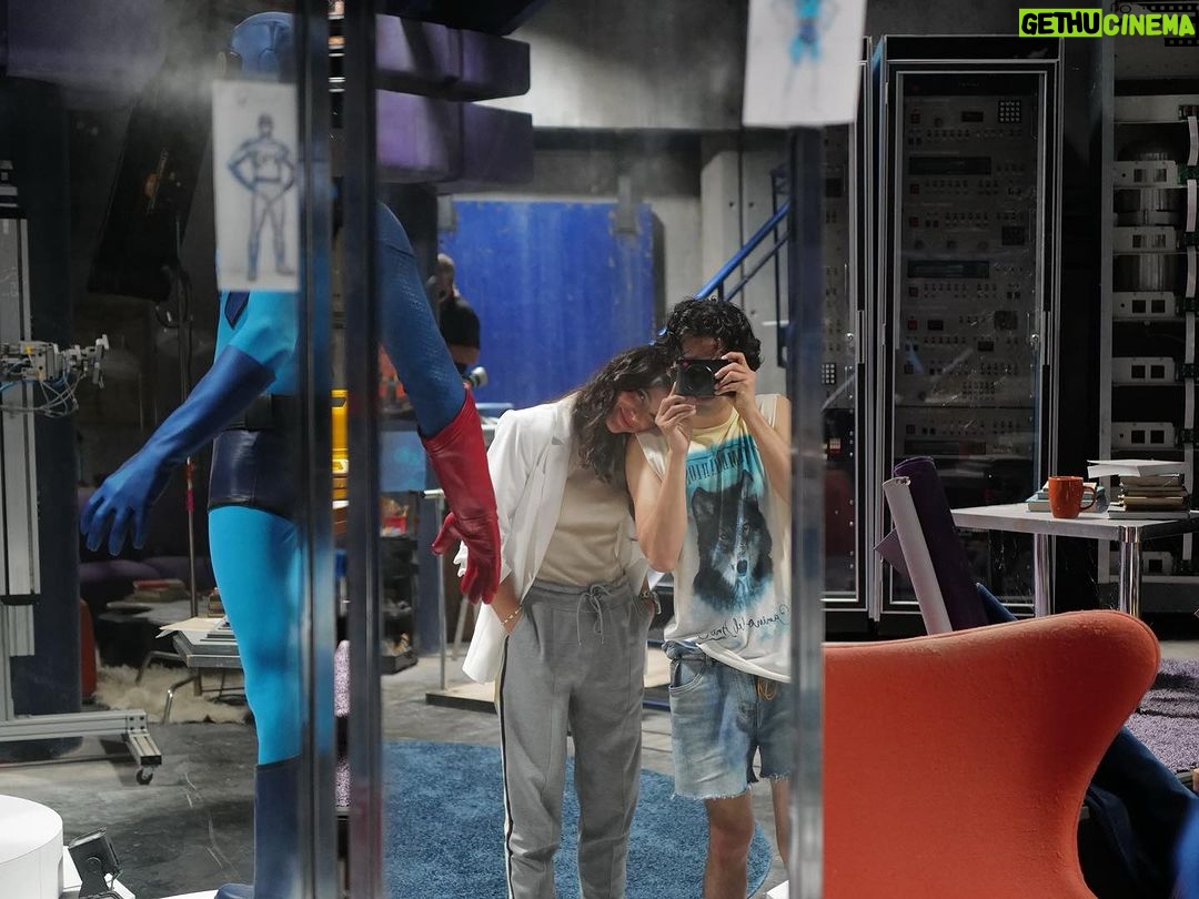 Bruna Marquezine Instagram - celebrando todo o amor que #bluebeetle tem recebido nos últimos dias!!! O filme entrou na @hbomaxbr na última sexta e é um dos mais assistidos no mundo todo desde então 😩🥹😮💨💙🪲 welcome to the blue beetle battalion