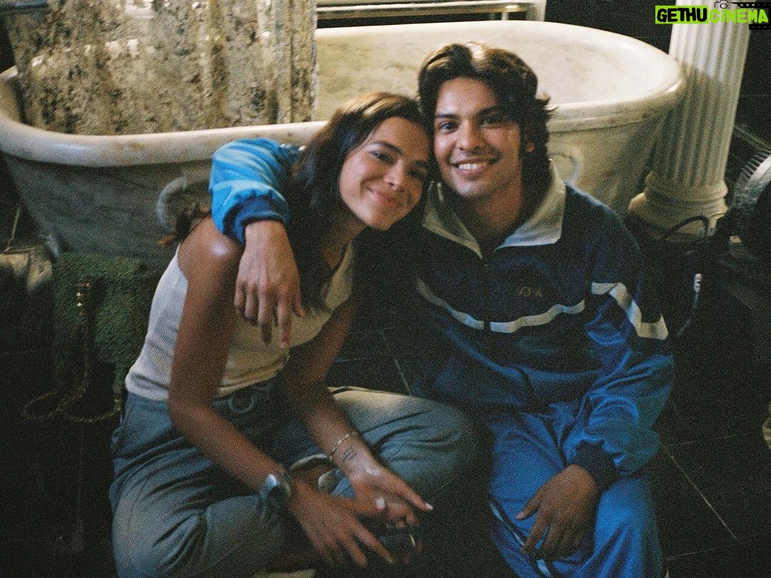 Bruna Marquezine Instagram - celebrando todo o amor que #bluebeetle tem recebido nos últimos dias!!! O filme entrou na @hbomaxbr na última sexta e é um dos mais assistidos no mundo todo desde então 😩🥹😮💨💙🪲 welcome to the blue beetle battalion