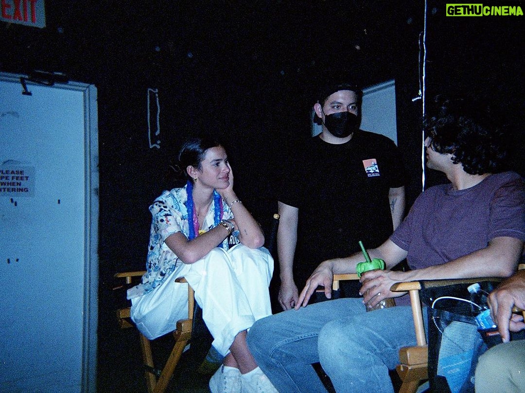 Bruna Marquezine Instagram - celebrando todo o amor que #bluebeetle tem recebido nos últimos dias!!! O filme entrou na @hbomaxbr na última sexta e é um dos mais assistidos no mundo todo desde então 😩🥹😮💨💙🪲 welcome to the blue beetle battalion