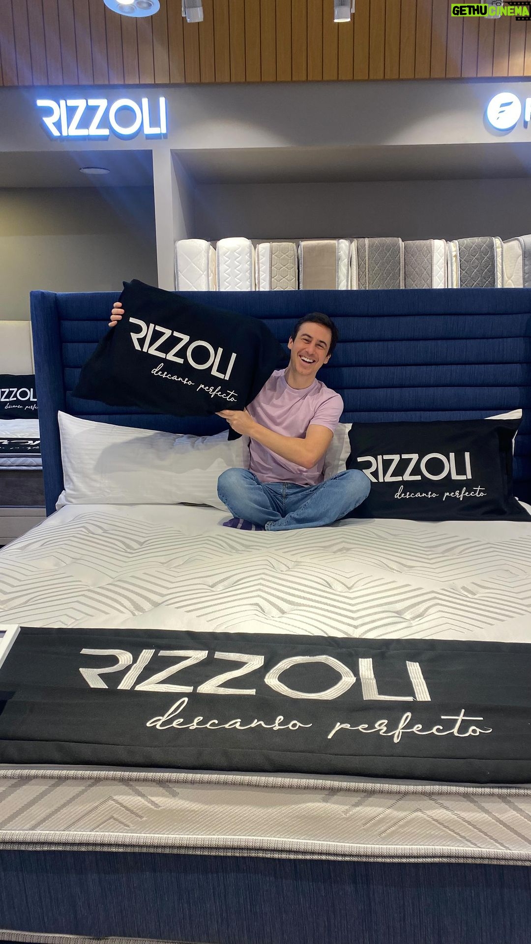 Bruno Ascenzo Instagram - Aquí todos sabemos que Yo💜Dormir así que si estás pensando renovar tu dormitorio, te cuento que Rizzoli tiene gran una variedad de colchones y camas que, como podrás apreciar en el video, no dejarán de sorprenderte 🛏️ 💤 Los productos Rizzoli los encuentras solo en Ripley y la nueva Ripley App. Y un datito extra: Por todo setiembre los envíos son gratis. Aprovecha! 🕺🏻 T&C: bit.ly/RLegal #publicidad Tiendas por departamento Ripley S.A.C - RUC 20337564373