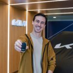 Bruno Ascenzo Instagram - Luego de un par de años con mi primer Niro hoy reafirmo mi felicidad de manejar el nuevo modelo que está espectacular. Ademas de ser súper cómodo, al ser un auto híbrido, combina su funcionamiento entre gasolina y electricidad, ahorrando muchísimo combustible. Este nuevo modelo está realmente increíble y yo ando muy feliz de seguir trabajando con @kiaperuoficial 🖤 Ya se los iré mostrando más en mis historias. #KiaPeru #KiaSUV #AllNewNiro #MovementThatInspires #Publicidad