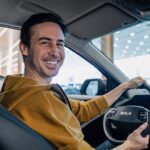 Bruno Ascenzo Instagram - Luego de un par de años con mi primer Niro hoy reafirmo mi felicidad de manejar el nuevo modelo que está espectacular. Ademas de ser súper cómodo, al ser un auto híbrido, combina su funcionamiento entre gasolina y electricidad, ahorrando muchísimo combustible. Este nuevo modelo está realmente increíble y yo ando muy feliz de seguir trabajando con @kiaperuoficial 🖤 Ya se los iré mostrando más en mis historias. #KiaPeru #KiaSUV #AllNewNiro #MovementThatInspires #Publicidad