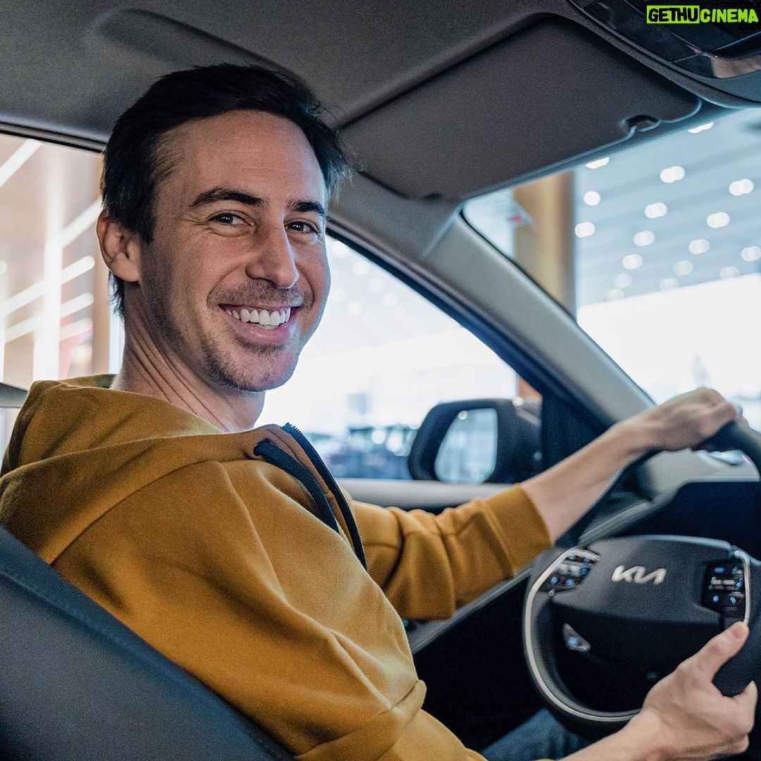Bruno Ascenzo Instagram - Luego de un par de años con mi primer Niro hoy reafirmo mi felicidad de manejar el nuevo modelo que está espectacular. Ademas de ser súper cómodo, al ser un auto híbrido, combina su funcionamiento entre gasolina y electricidad, ahorrando muchísimo combustible. Este nuevo modelo está realmente increíble y yo ando muy feliz de seguir trabajando con @kiaperuoficial 🖤 Ya se los iré mostrando más en mis historias. #KiaPeru #KiaSUV #AllNewNiro #MovementThatInspires #Publicidad