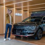 Bruno Ascenzo Instagram - Luego de un par de años con mi primer Niro hoy reafirmo mi felicidad de manejar el nuevo modelo que está espectacular. Ademas de ser súper cómodo, al ser un auto híbrido, combina su funcionamiento entre gasolina y electricidad, ahorrando muchísimo combustible. Este nuevo modelo está realmente increíble y yo ando muy feliz de seguir trabajando con @kiaperuoficial 🖤 Ya se los iré mostrando más en mis historias. #KiaPeru #KiaSUV #AllNewNiro #MovementThatInspires #Publicidad