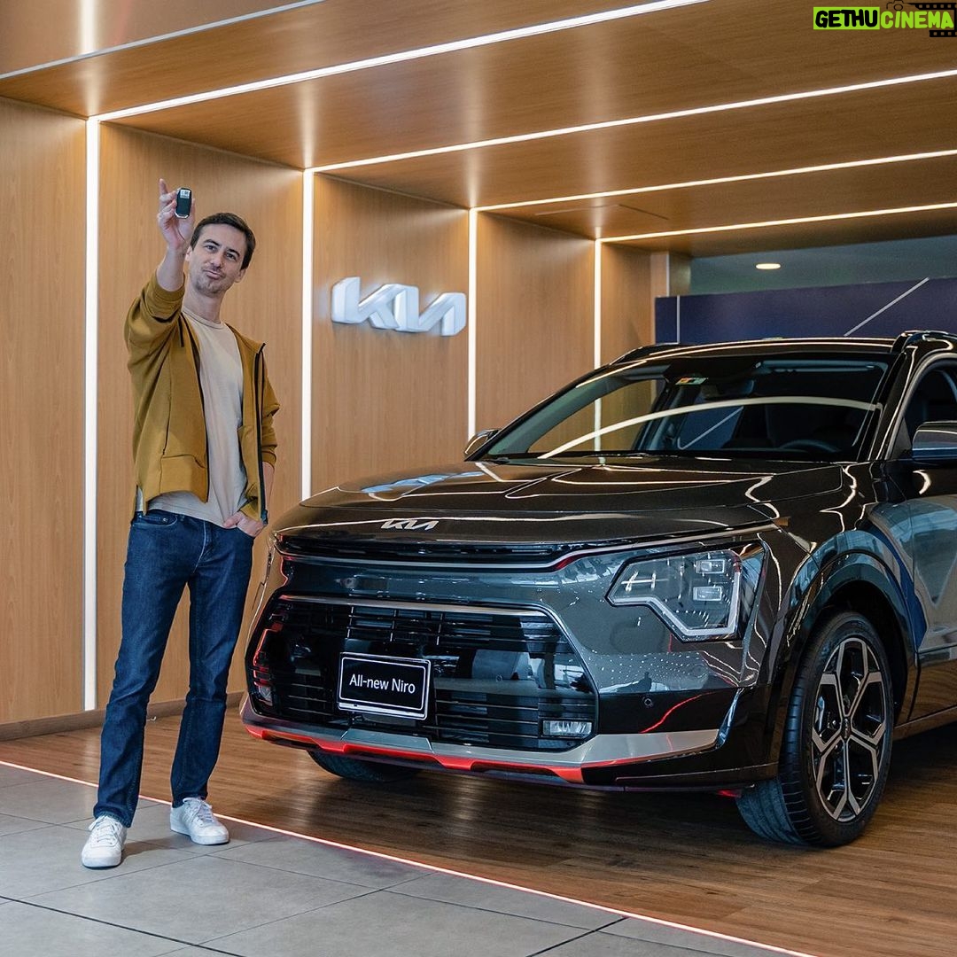 Bruno Ascenzo Instagram - Luego de un par de años con mi primer Niro hoy reafirmo mi felicidad de manejar el nuevo modelo que está espectacular. Ademas de ser súper cómodo, al ser un auto híbrido, combina su funcionamiento entre gasolina y electricidad, ahorrando muchísimo combustible. Este nuevo modelo está realmente increíble y yo ando muy feliz de seguir trabajando con @kiaperuoficial 🖤 Ya se los iré mostrando más en mis historias. #KiaPeru #KiaSUV #AllNewNiro #MovementThatInspires #Publicidad