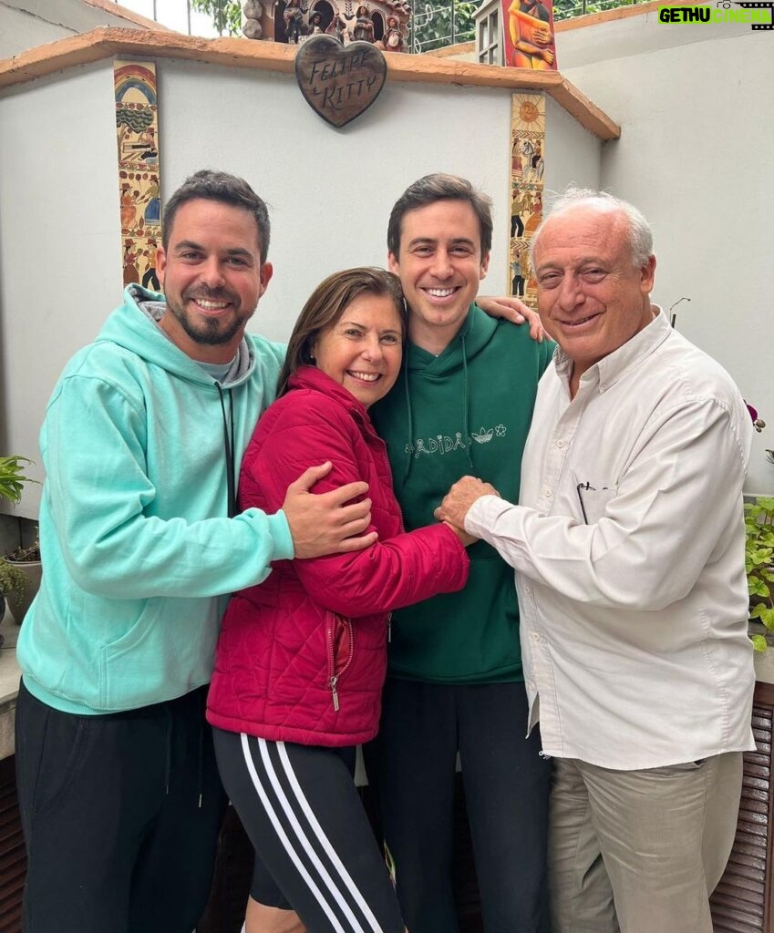 Bruno Ascenzo Instagram - No suelo subir fotos familiares pero 39 años con ellos es para celebrar y recordar. Que siga la patronal. 🫶🏼♥️