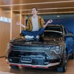 Bruno Ascenzo Instagram - Luego de un par de años con mi primer Niro hoy reafirmo mi felicidad de manejar el nuevo modelo que está espectacular. Ademas de ser súper cómodo, al ser un auto híbrido, combina su funcionamiento entre gasolina y electricidad, ahorrando muchísimo combustible. Este nuevo modelo está realmente increíble y yo ando muy feliz de seguir trabajando con @kiaperuoficial 🖤 Ya se los iré mostrando más en mis historias. #KiaPeru #KiaSUV #AllNewNiro #MovementThatInspires #Publicidad