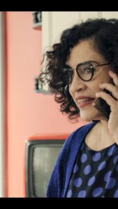 Bruno Ascenzo Instagram - Una sola locación. Dos personajes. Un matrimonio en ruinas y la imposibilidad de separarse por la inamovilidad obligatoria. Un equipo mínimo para grabar 8 capítulos en 8 días, rodando prácticamente en tiempo real y cumpliendo con todos los protocolos de bio seguridad y de prevención del contagio. 😷 Ha sido una locura. Como todo lo que viene sucediendo este 2020. Pero una locura feliz y llena de aprendizajes. Grabar bajo estas condiciones y con toque de queda incluido fue algo que nunca imaginé hacer. Todos teníamos claro cómo empezaba y terminaba la historia, pero día a día fuimos construyendo cada escena y cada capítulo gracias al increíble equipo técnico que nos acompañó, y a los aportes e improvisaciones que estos inagotables capos llevaban al set diariamente. Crear una serie junto a @wendyramosrey y @carloscarlinof, dos personas a las que quiero y admiro tanto, ha sido un inesperado y hermoso regalo por el que siempre estaré agradecido. 🙏🏻 La serie se estrena este sábado 17 de octubre en @netzun (www.netzun.com) una nueva plataforma que junto a @tondero se está esforzando por llevar entretenimiento virtual a nuestras pantallas. También habrán un par de funciones de estreno en el autocine y luego vaya a saber qué otras rutas tomará esta historia de cuarentena. Lo que sí sabemos es que si la ven y pasan un buen momento, nuestra tarea estará cumplida. Ayúdennos compartiendo la info con sus amigos si les gusta lo que ven o con sus enemigos si les parece que han perdido el tiempo. 🤪 Yo por mi parte les recomiendo que no dejen de conocer a Raúl con Soledad. Los van a odiar y amar con todo su corazón. Y recuerden que cualquier parecido con la realidad, no siempre es pura coincidencia. Gracias por estar. ❤️
