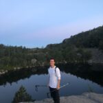 Bruno Ascenzo Instagram - Hoy desperté recordando este viaje. Viajar siempre es una buena decisión. Fue una larga caminata en Noruega, donde vi el amanecer mas increíble de mi vida. Para disfrutar de los viajes es importante sentirse seguro, sobre todo en el lugar en el que te alojas. Los amigos de @bookingcom han creado el sello #TravelProud, una iniciativa para hacer de los viajes una experiencia más inclusiva y acogedora para todos los miembros de la comunidad LGBTQ+, creando un programa de capacitación para que los alojamientos de la plataforma les ayuden a experimentar el mundo de la manera más armoniosa. Atrévete siempre a viajar que es una de esas decisiones de las que nunca te arrepentirás. #publicidad