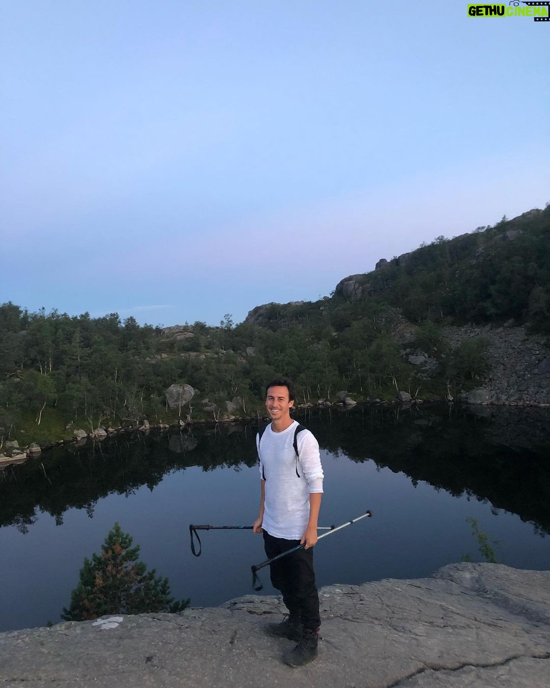 Bruno Ascenzo Instagram - Hoy desperté recordando este viaje. Viajar siempre es una buena decisión. Fue una larga caminata en Noruega, donde vi el amanecer mas increíble de mi vida. Para disfrutar de los viajes es importante sentirse seguro, sobre todo en el lugar en el que te alojas. Los amigos de @bookingcom han creado el sello #TravelProud, una iniciativa para hacer de los viajes una experiencia más inclusiva y acogedora para todos los miembros de la comunidad LGBTQ+, creando un programa de capacitación para que los alojamientos de la plataforma les ayuden a experimentar el mundo de la manera más armoniosa. Atrévete siempre a viajar que es una de esas decisiones de las que nunca te arrepentirás. #publicidad