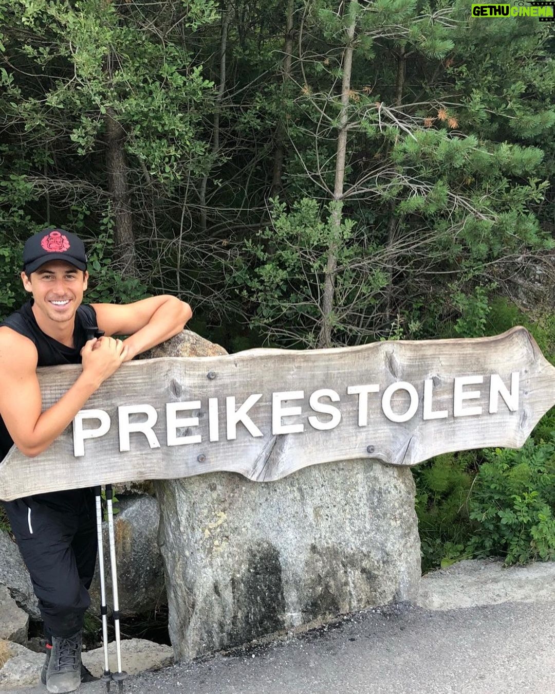 Bruno Ascenzo Instagram - Hoy desperté recordando este viaje. Viajar siempre es una buena decisión. Fue una larga caminata en Noruega, donde vi el amanecer mas increíble de mi vida. Para disfrutar de los viajes es importante sentirse seguro, sobre todo en el lugar en el que te alojas. Los amigos de @bookingcom han creado el sello #TravelProud, una iniciativa para hacer de los viajes una experiencia más inclusiva y acogedora para todos los miembros de la comunidad LGBTQ+, creando un programa de capacitación para que los alojamientos de la plataforma les ayuden a experimentar el mundo de la manera más armoniosa. Atrévete siempre a viajar que es una de esas decisiones de las que nunca te arrepentirás. #publicidad
