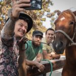 Bruno Ascenzo Instagram - 10 fotos detrás de cámaras de ‘Cosas de Amigos’ para celebrar la segunda semana en cartelera. Aprovecha y anda al cine hoy que estamos en todas las salas! Alguna foto favorita? 📸🔥