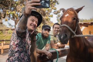 Bruno Ascenzo Instagram - 10 fotos detrás de cámaras de ‘Cosas de Amigos’ para celebrar la segunda semana en cartelera. Aprovecha y anda al cine hoy que estamos en todas las salas! Alguna foto favorita? 📸🔥