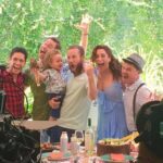 Bruno Ascenzo Instagram - 10 fotos detrás de cámaras de ‘Cosas de Amigos’ para celebrar la segunda semana en cartelera. Aprovecha y anda al cine hoy que estamos en todas las salas! Alguna foto favorita? 📸🔥