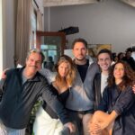 Bruno Ascenzo Instagram - Cuatro semanas y un día duró este viaje y yo no podría estar más agradecido por la oportunidad de trabajar con gente tan talentosa tanto delante como detrás de cámaras. Gracias a todos los que formaron parte de esta aventura. Días y noches intensas pero satisfactorias. Me voy con muchos aprendizajes y con el corazón lleno. Gracias @1111films @beekeeperfilms y @vixplus por la confianza, a @unlunar @manolocardona @daltonyco @angiecepeda por la entrega y el talento, y a todo el equipo técnico y de producción con quienes transitamos esta locura por el inmenso compromiso. Somos muy afortunados por poder hacer lo que nos gusta. Gracias, gracias, gracias. Y gracias @pedrofloresmx por las fotos increíbles. 📸🔝