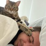Bruno Ascenzo Instagram - Masajitos domingueros a cargo del @elsrgonzalez 😻