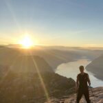 Bruno Ascenzo Instagram - Hoy desperté recordando este viaje. Viajar siempre es una buena decisión. Fue una larga caminata en Noruega, donde vi el amanecer mas increíble de mi vida. Para disfrutar de los viajes es importante sentirse seguro, sobre todo en el lugar en el que te alojas. Los amigos de @bookingcom han creado el sello #TravelProud, una iniciativa para hacer de los viajes una experiencia más inclusiva y acogedora para todos los miembros de la comunidad LGBTQ+, creando un programa de capacitación para que los alojamientos de la plataforma les ayuden a experimentar el mundo de la manera más armoniosa. Atrévete siempre a viajar que es una de esas decisiones de las que nunca te arrepentirás. #publicidad