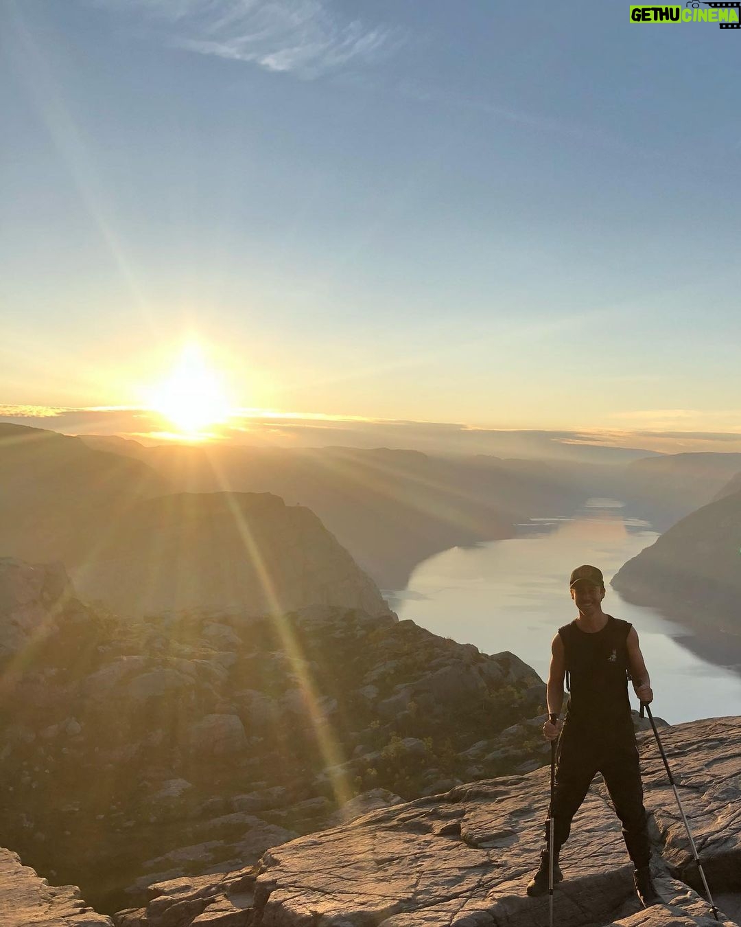 Bruno Ascenzo Instagram - Hoy desperté recordando este viaje. Viajar siempre es una buena decisión. Fue una larga caminata en Noruega, donde vi el amanecer mas increíble de mi vida. Para disfrutar de los viajes es importante sentirse seguro, sobre todo en el lugar en el que te alojas. Los amigos de @bookingcom han creado el sello #TravelProud, una iniciativa para hacer de los viajes una experiencia más inclusiva y acogedora para todos los miembros de la comunidad LGBTQ+, creando un programa de capacitación para que los alojamientos de la plataforma les ayuden a experimentar el mundo de la manera más armoniosa. Atrévete siempre a viajar que es una de esas decisiones de las que nunca te arrepentirás. #publicidad