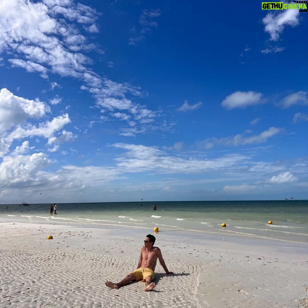 Bruno Ascenzo Instagram - Morí y desperté en el cielo. 🌞 Isla Holbox