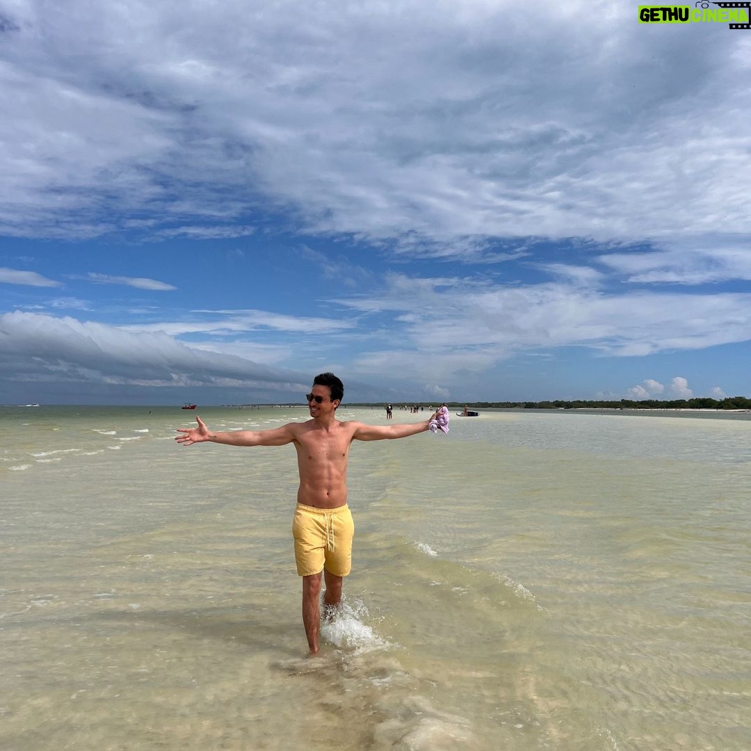 Bruno Ascenzo Instagram - Morí y desperté en el cielo. 🌞 Isla Holbox