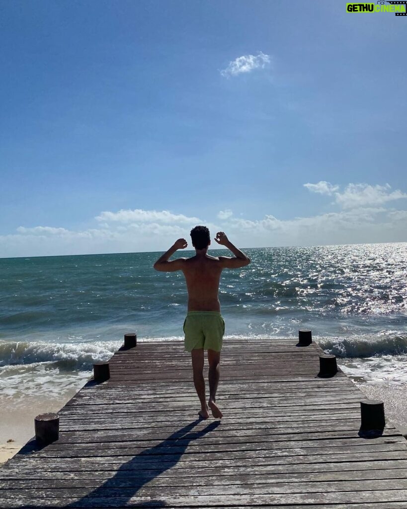 Bruno Ascenzo Instagram - Familia, sol, playa, lanzamientos musicales, TikTok’s y pedida de mano incluida. De todo como en botica en un viaje familiar inolvidable. Gracias vida por todos ellos. Dámelos siempre. Y que siga creciendo la familia. 💖💍✨
