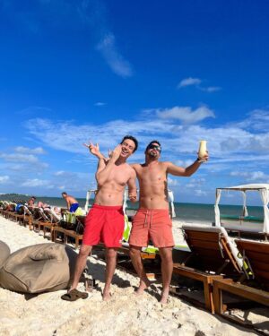 Bruno Ascenzo Instagram - Familia, sol, playa, lanzamientos musicales, TikTok’s y pedida de mano incluida. De todo como en botica en un viaje familiar inolvidable. Gracias vida por todos ellos. Dámelos siempre. Y que siga creciendo la familia. 💖💍✨