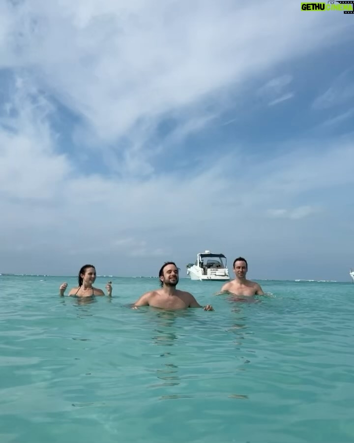 Bruno Ascenzo - 6K Likes - Familia, sol, playa, lanzamientos musicales, TikTok’s y pedida de mano incluida. De todo como en botica en un viaje familiar inolvidable. Gracias vida por todos ellos. Dámelos siempre. Y que siga creciendo la familia. 💖💍✨