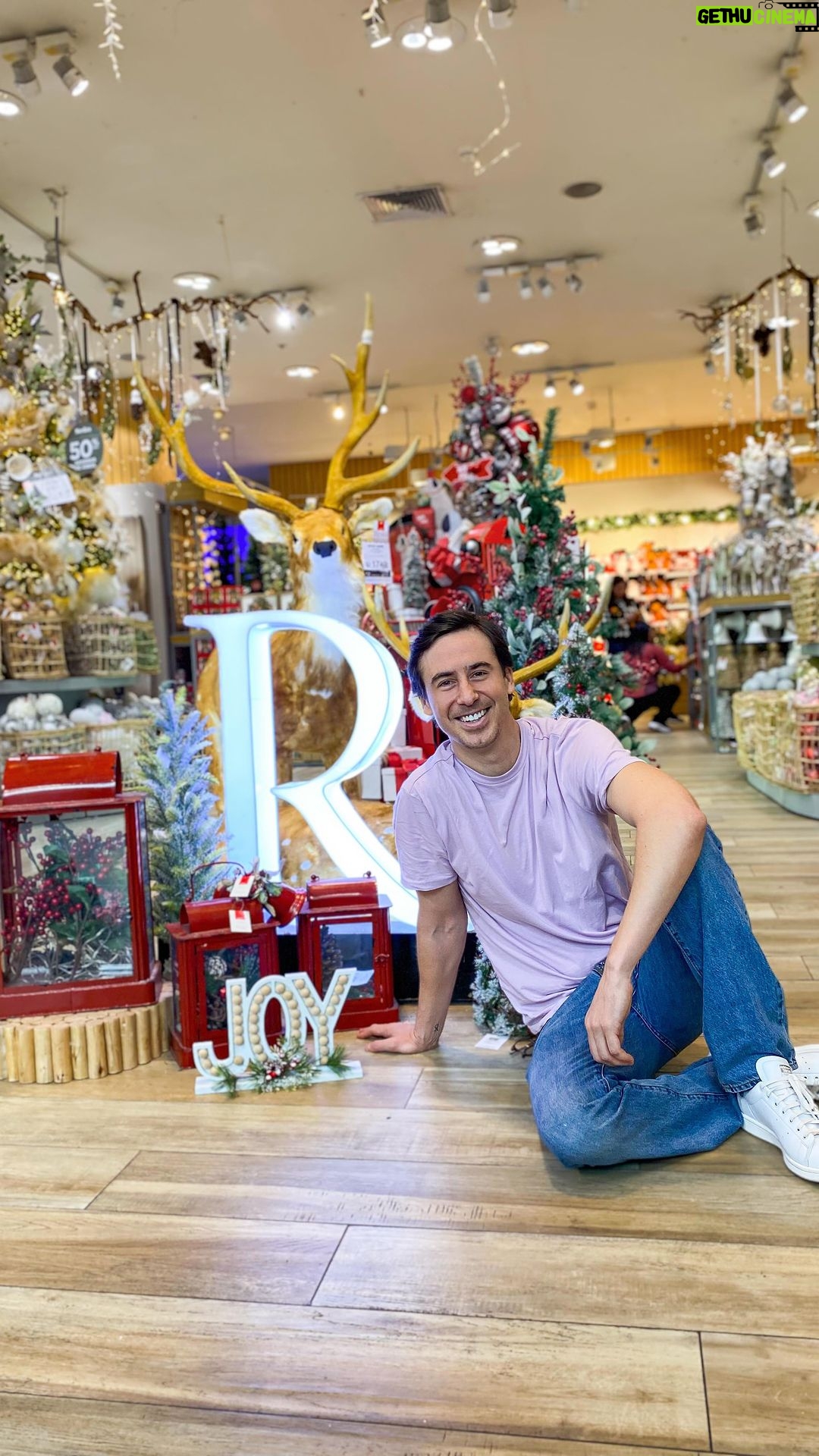 Bruno Ascenzo Instagram - Cada vez estamos más cerca de la Navidad así que me fui a Ripley para ver lo nuevo en decoraciones navideñas y sentir la magia en cada espacio. 🎄 Mira todas las increíbles colecciones en este video, mi favorita es la de Disney. ¿Cuál te llevarías tú? Recuerda que puedes encontrar lo mejor de Deco navidad en tu tienda Ripley favorita y la nueva Ripley App. #Publicidad