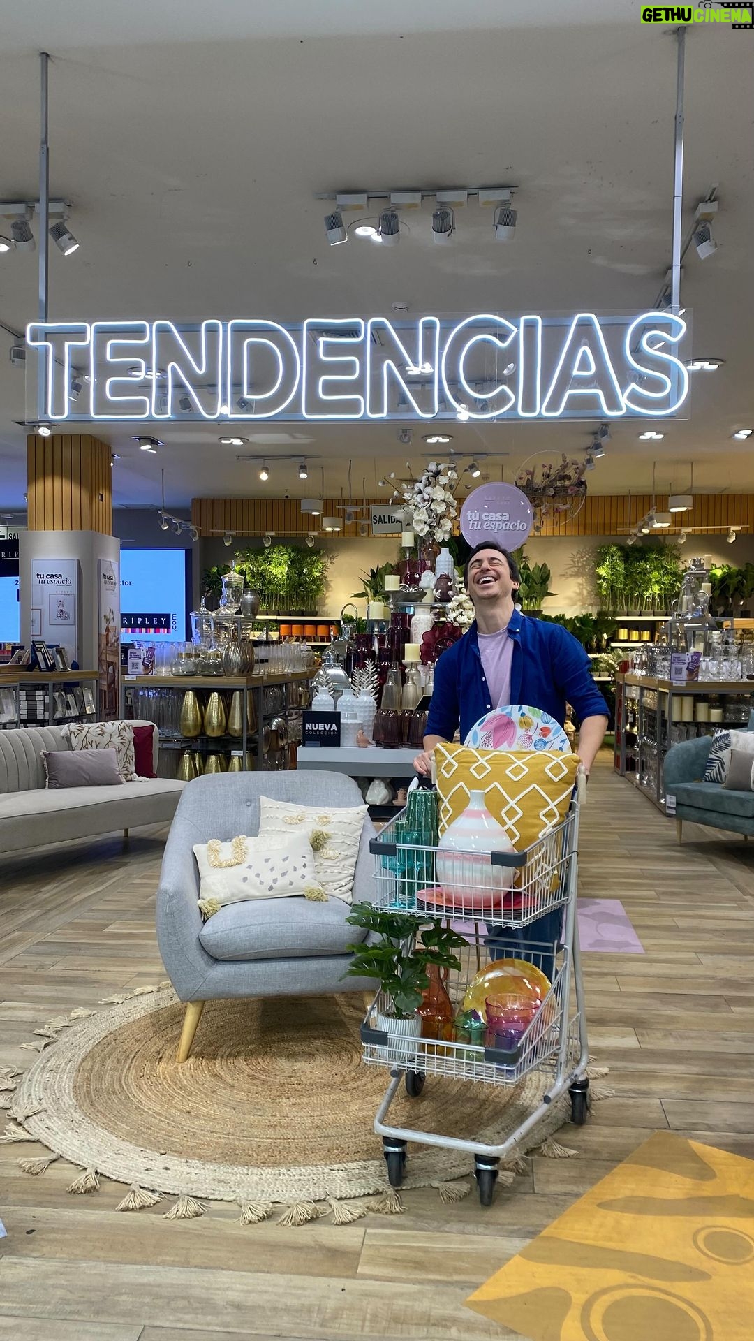 Bruno Ascenzo Instagram - Me fui a @ripleyperu a descubrir las nuevas tendencias en decoración para esta temporada Primavera - Verano🌿☀. Hay diferentes estilos como la tendencia Aura, A todo Color y Edén. Míralas, están buenísimas! Date una vuelta por tu Ripley más cercano o ingresa en la nueva Ripley App para redecorar tu casa, tu espacio! 🙌📱 #publicidad