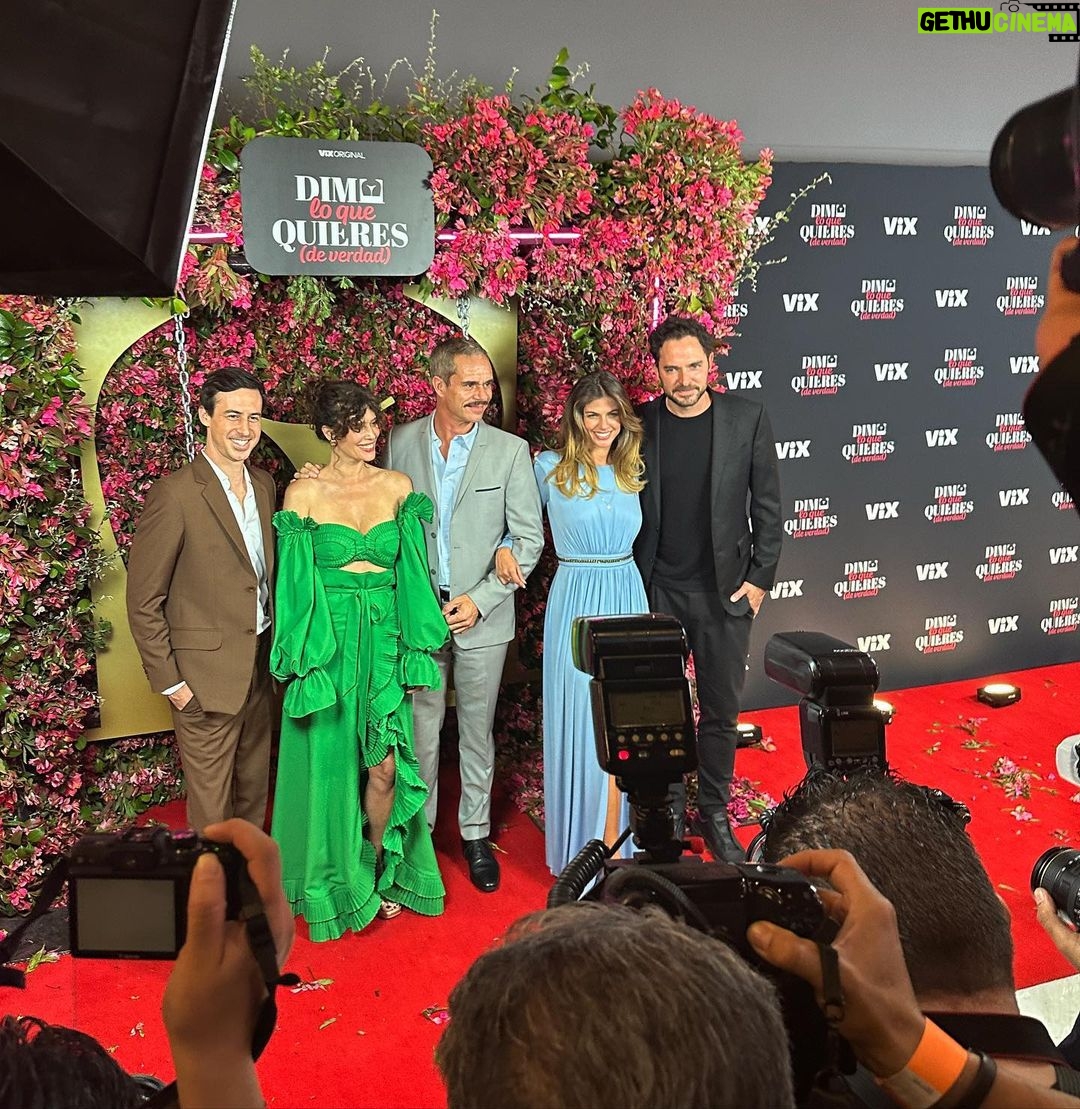 Bruno Ascenzo Instagram - El lunes fue una de esas noches de fantasía en el avant premier de ‘Dime lo que quieres (de verdad)’ así que subo estas fotos para inmortalizar el momento y para animarte a ver a estos 4 capos a partir de mañana jueves a través de @vix @vixoriginals en toda Latinoamérica y Estados Unidos. Para verla solo tienes que crearte una cuenta en @vix como en cualquier plataforma y listo, así de fácil. Ojalá la veas, la disfrutes y por qué no, converses sobre el tema con tu pareja o amigos más cercanos ❤️🔥🔥❤️🔥 Gracias @yirkosivirich por salvarme como siempre 🕴️✨