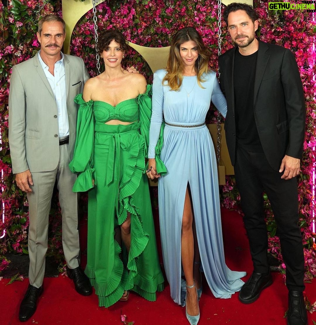 Bruno Ascenzo Instagram - El lunes fue una de esas noches de fantasía en el avant premier de ‘Dime lo que quieres (de verdad)’ así que subo estas fotos para inmortalizar el momento y para animarte a ver a estos 4 capos a partir de mañana jueves a través de @vix @vixoriginals en toda Latinoamérica y Estados Unidos. Para verla solo tienes que crearte una cuenta en @vix como en cualquier plataforma y listo, así de fácil. Ojalá la veas, la disfrutes y por qué no, converses sobre el tema con tu pareja o amigos más cercanos ❤️🔥🔥❤️🔥 Gracias @yirkosivirich por salvarme como siempre 🕴️✨