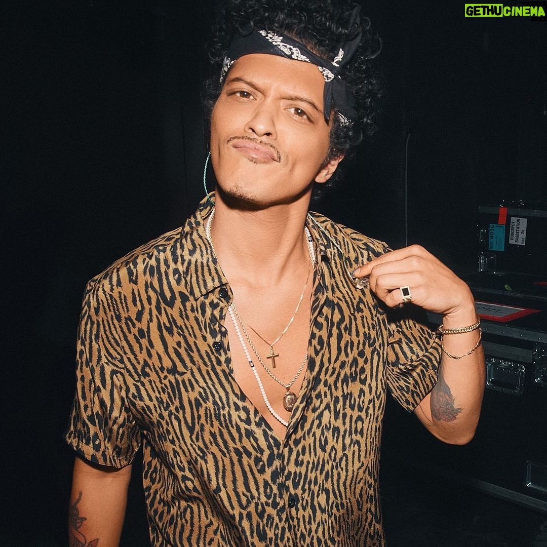 Bruno Mars - 1.2 Million Likes - 😏