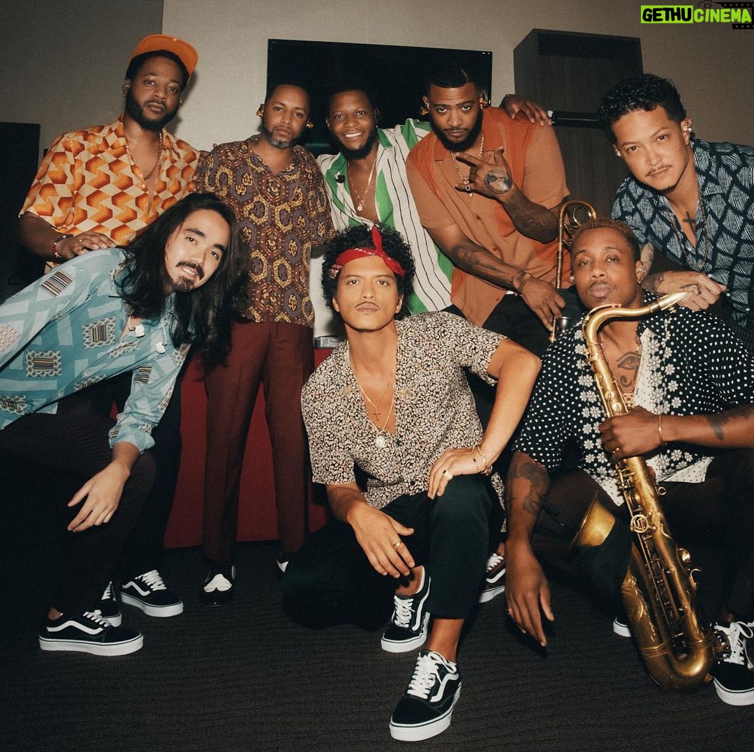 Bruno Mars - 1.2 Million Likes -