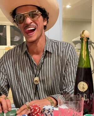 Bruno Mars Instagram - ♥️ ♣️ 🤠 ♦️ ♠️ IM ALL IN!