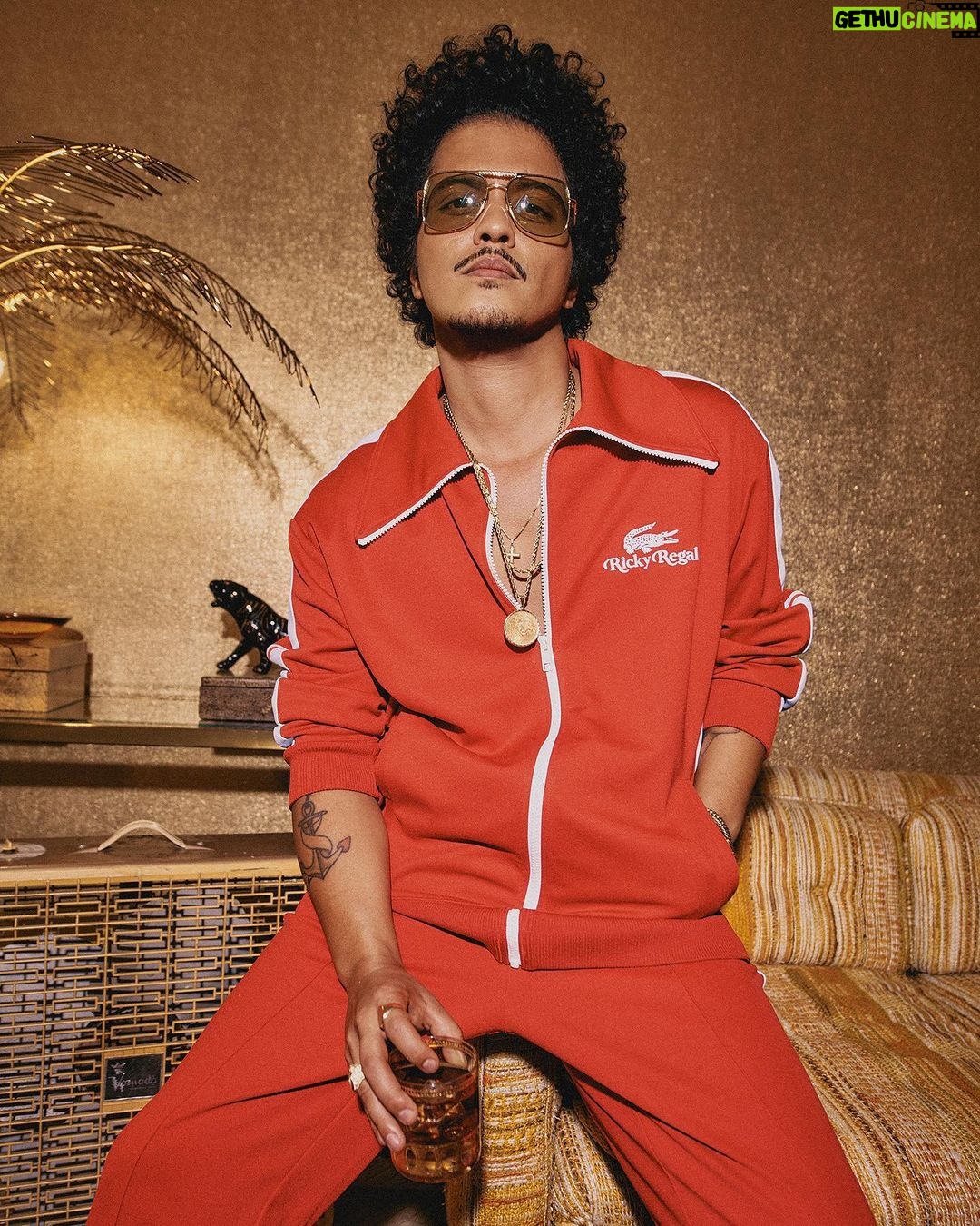 Bruno Mars - 1.4 Million Likes -