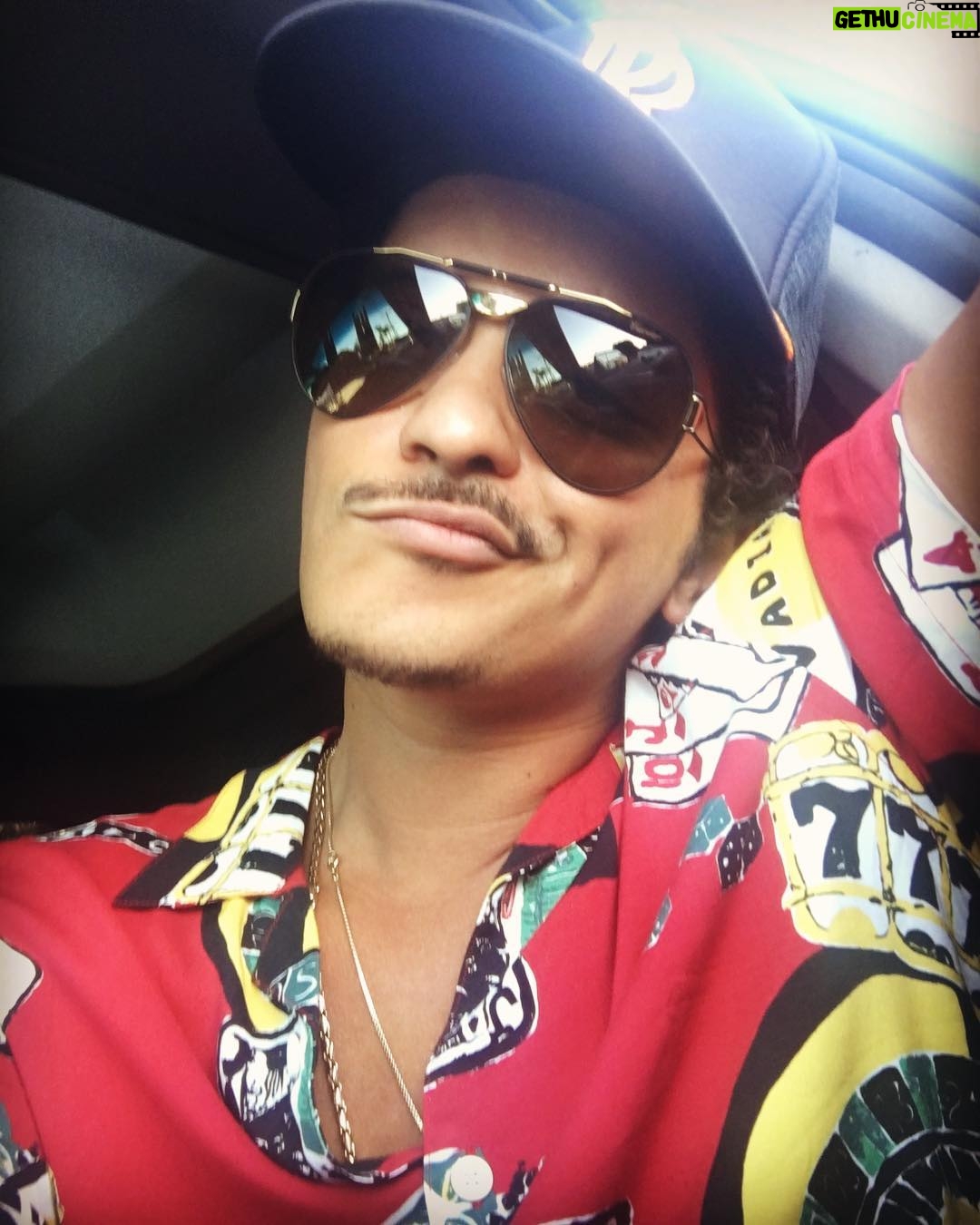 Bruno Mars - 1.4 Million Likes -