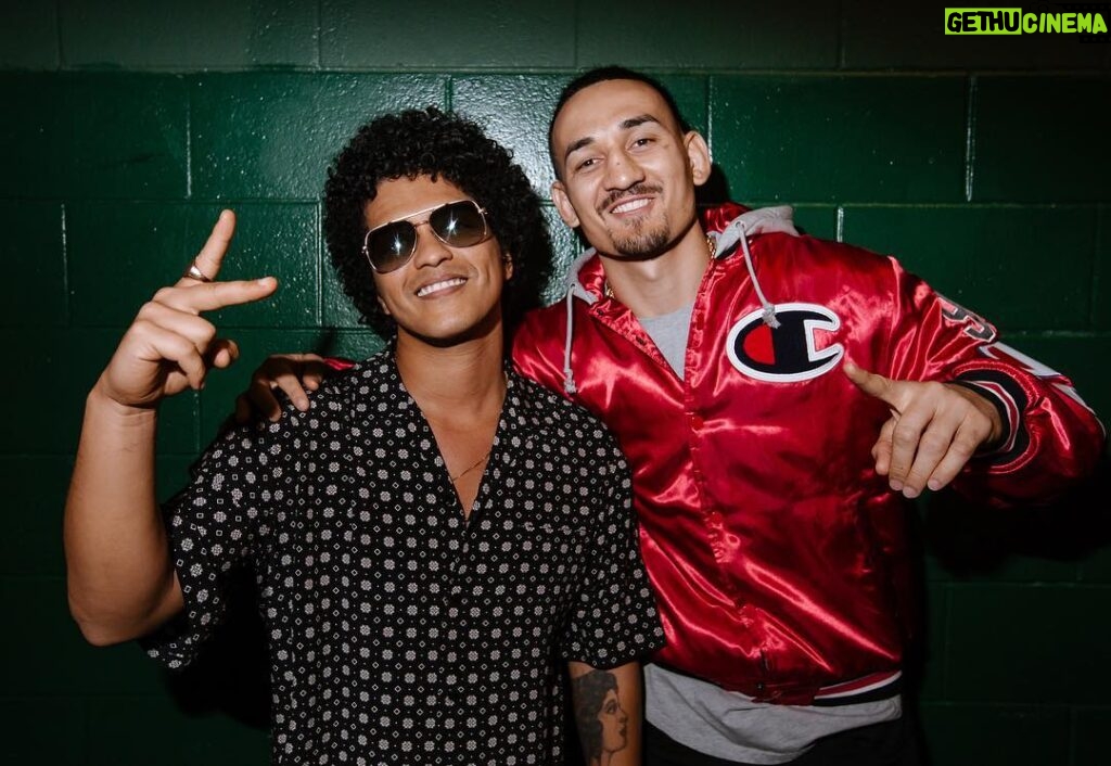 Bruno Mars Instagram - You’re looking at one of the greatest pound for pound cage fighters in the world, And Max Holloway. 😂 #LocalBoyz #Hawaii Honored to meet you Champ!